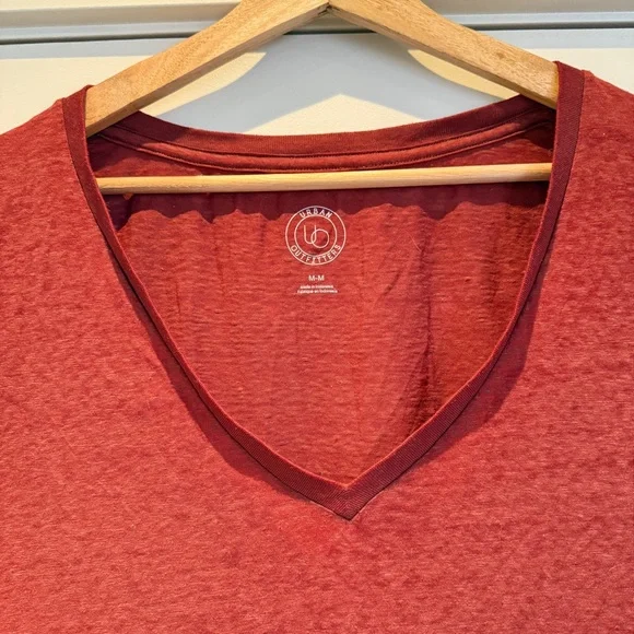 3/$15‼️Urban Outfitters Basic V-Neckline Soft T-Shirt, Size M, Brick Red - Picture 4 of 7